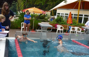Merlin Leuthardt beim Teamschwimmen mit Celine Kirchner